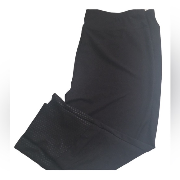 Chico’s Weekends Black Capri Yoga pants NWT - Picture 2 of 2